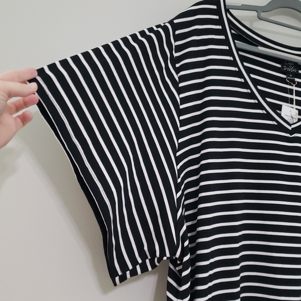Plus Size NWT Women's Boxy Top 4X Black White Striped V-neck Casual Relaxed New - Picture 3 of 11